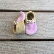 Load image into Gallery viewer, Rose + Tan SUEDE moccs
